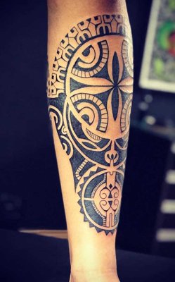  Tatouage maori, polynésien sur le coté de la jambe